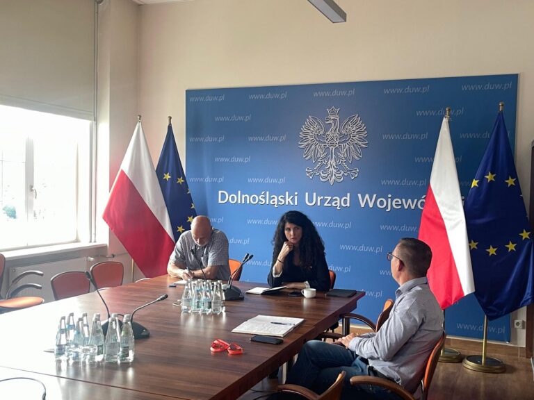 Wojewoda dolnośląska o gotowości służb na silne burze – wideokonferencja z MSWiA i samorządami