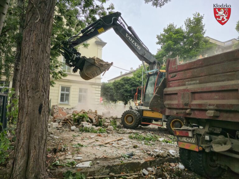 Wyburzono kioski przy ul. Bohaterów Getta w Kłodzku