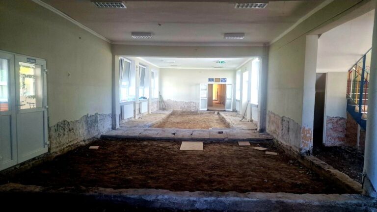 Trwa remont zniszczonej przez ubiegłoroczną powódź szkoły w Ołdrzychowicach Kłodzkich