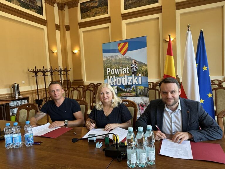Podpisano umowy na modernizację Zespołu Szkół Ponadpodstawowych w Bystrzycy Kłodzkiej
