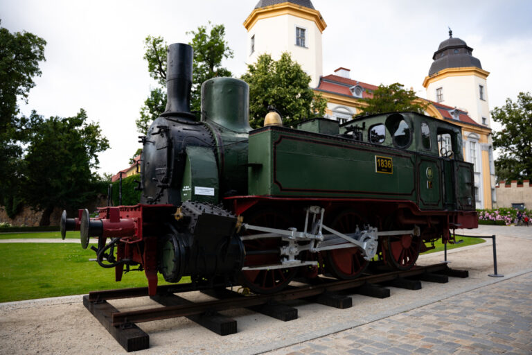 Zabytkowy pociąg przed Zamkiem Książ