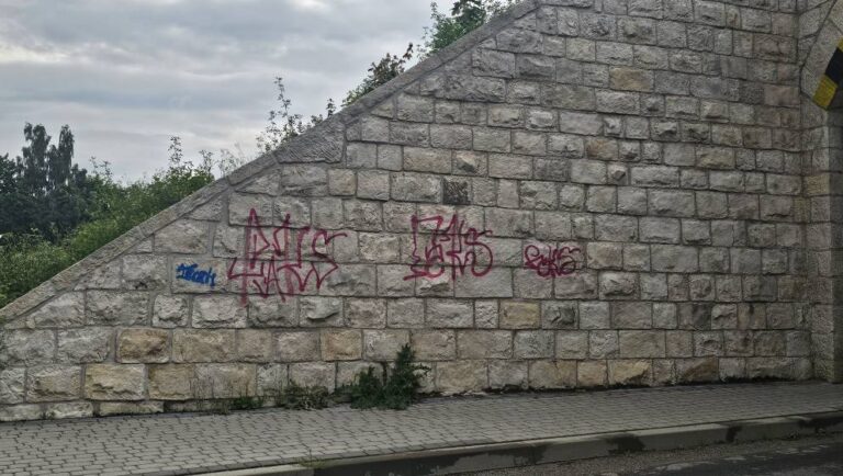 Akt wandalizmu na nowo wyremontowanym wiadukcie kolejowym w Polanicy-Zdroju