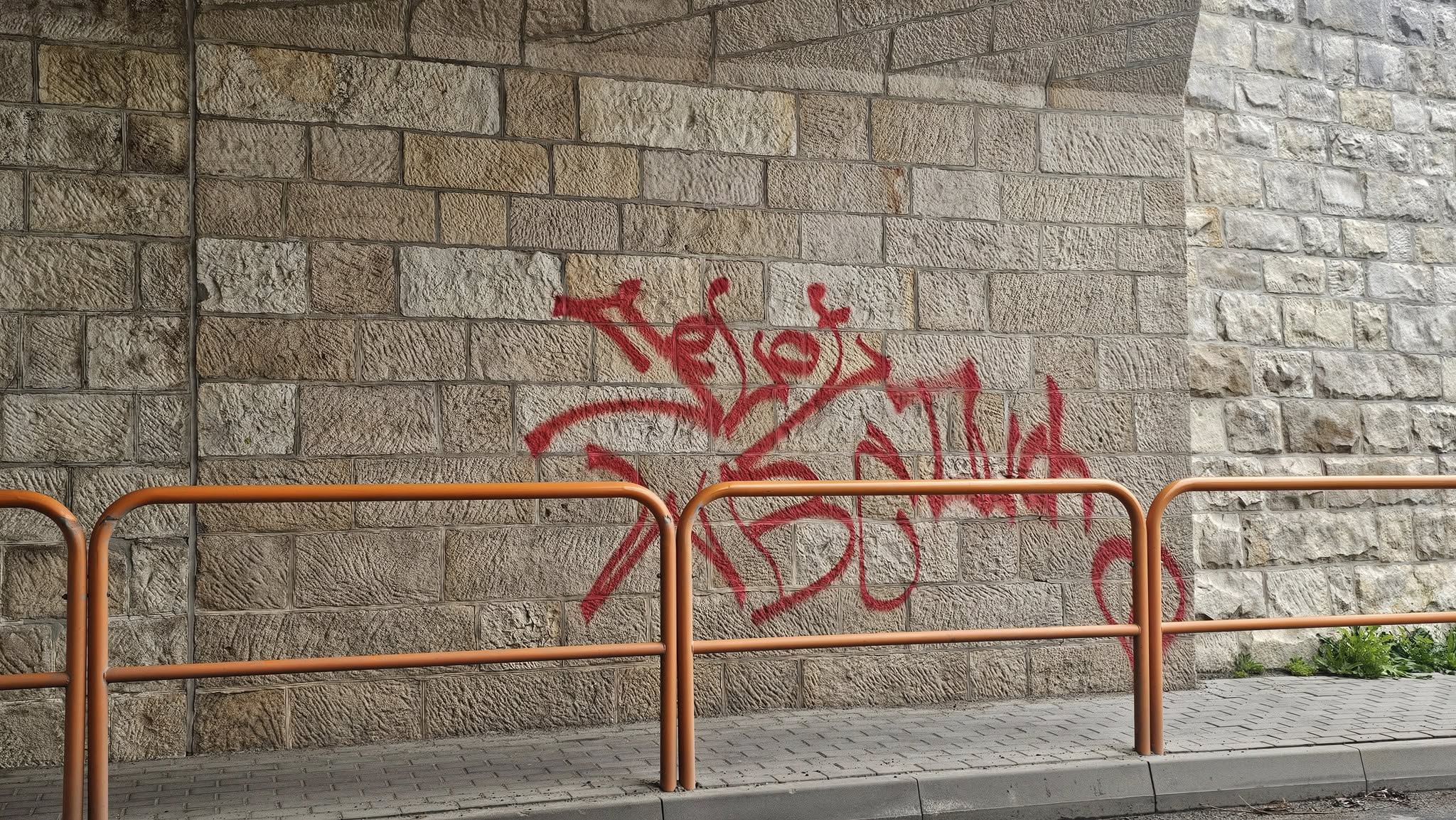 Akt wandalizmu na nowo wyremontowanym wiadukcie kolejowym w Polanicy-Zdroju
