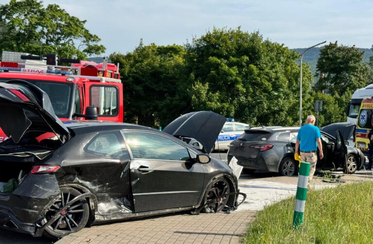 Zderzenie dwóch pojazdów na DK-8 w Szczytnej. 6 osób poszkodowanych. Są utrudnienia!