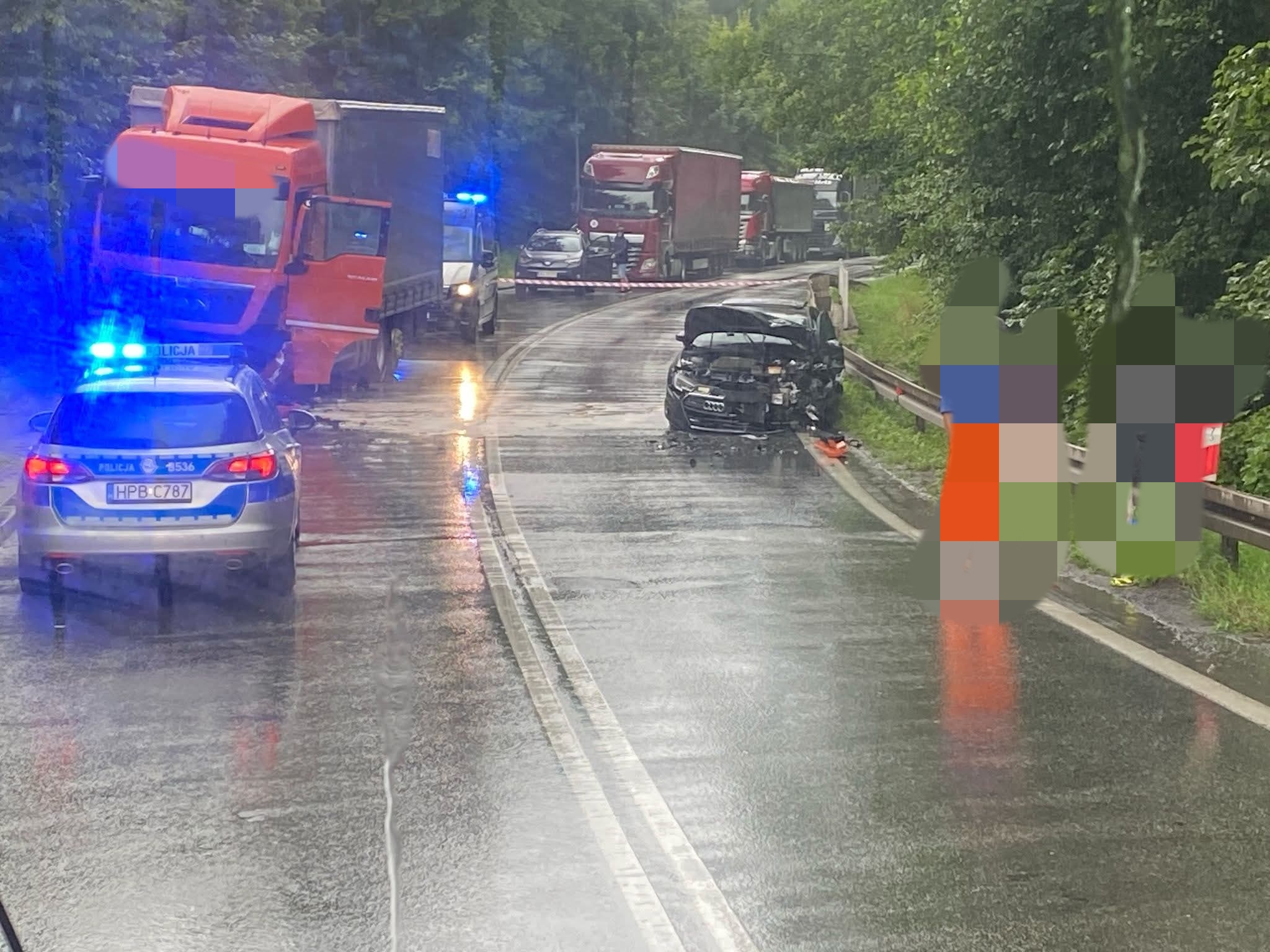 Zderzenie osobówki z pojazdem ciężarowym na DK-8. Droga jest zablokowana!