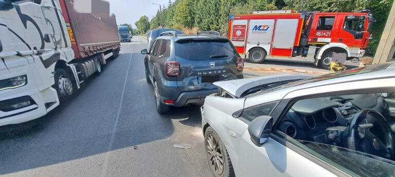 Zderzenie 3 pojazdów na DK-8 w Szalejowie Górnym