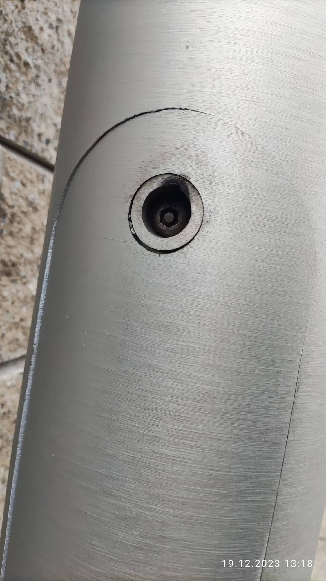 Policjanci zatrzymali 48-latka, który w 2023 r. zniszczył lampy oświetlenia ulicznego w Kłodzku. Straty oszacowano na 80 tysięcy złotych