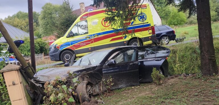 Wypadek w Krosnowicach. Trzy osoby trafiły do szpitala