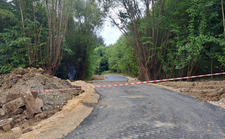 Trwa remont drogi z Roztok do Szklarni