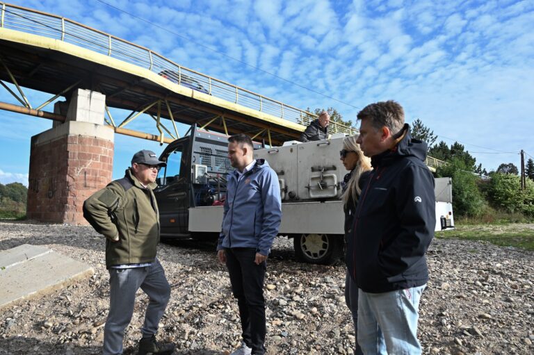 Zarybianie Nysy Kłodzkiej. Do rzeki trafiło ok. 276 kg pstrąga potokowego