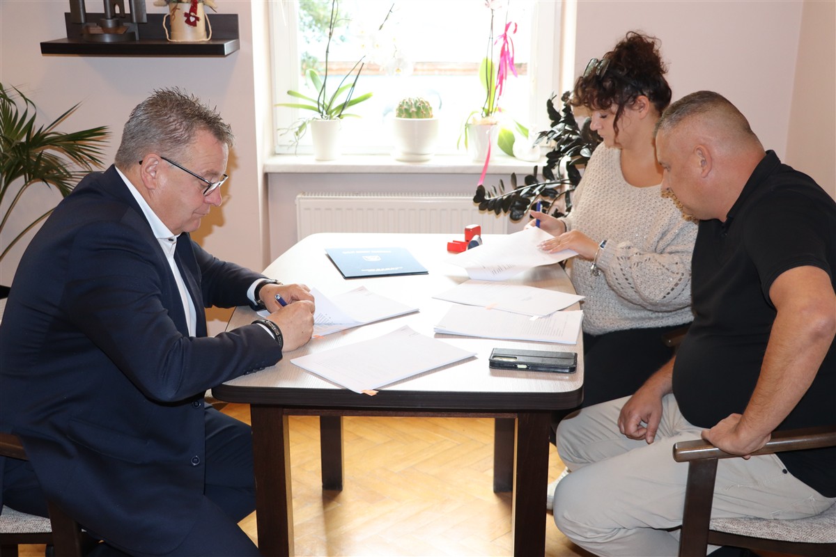 Podpisano umowę na odbudowę i remont boiska piłkarskiego w Bierkowicach