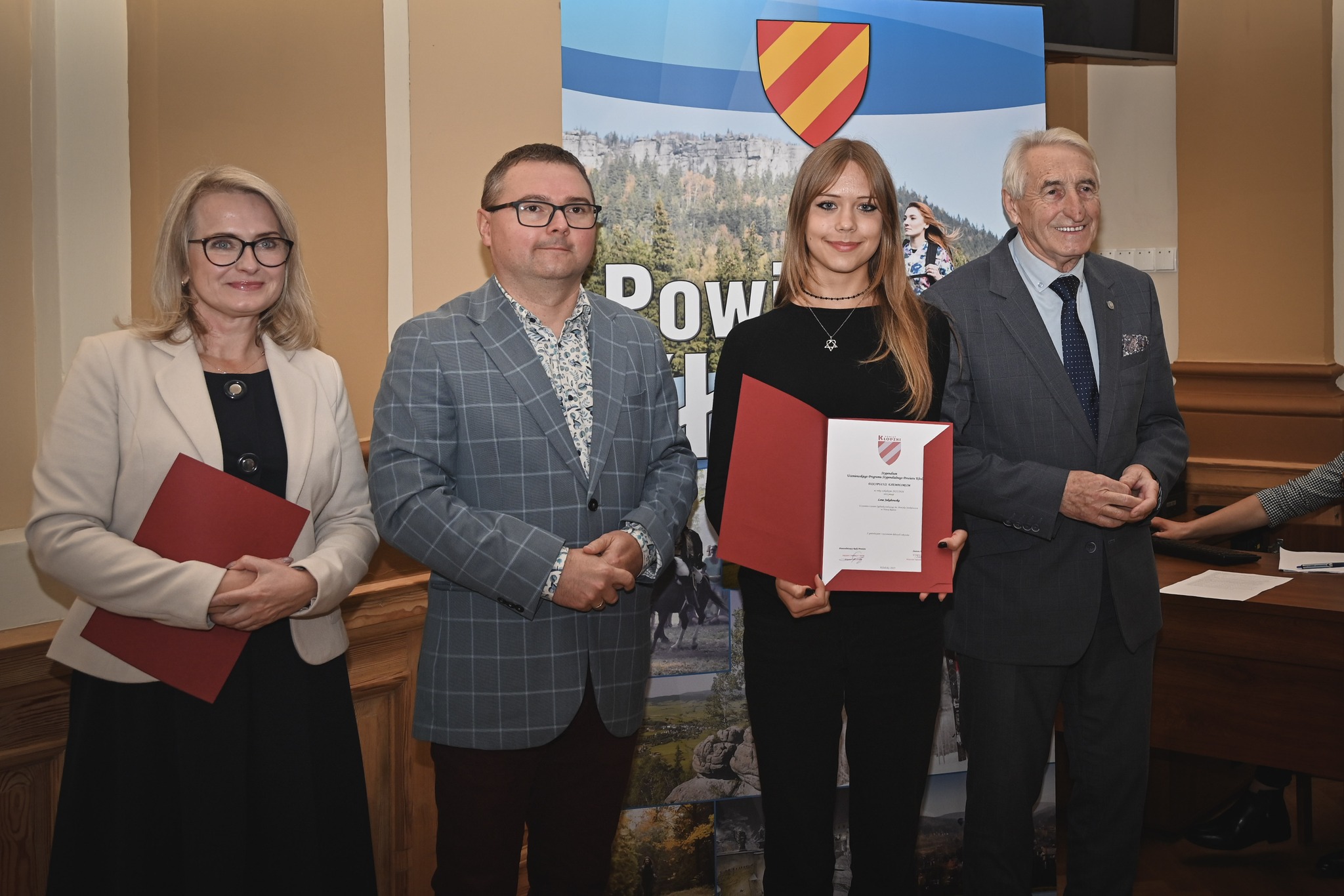 Powiat kłodzki nagrodził najlepszych uczniów i absolwentów. Stypendia „Discipulus Exemplorum” rozdane!