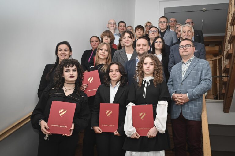 Powiat kłodzki nagrodził najlepszych uczniów i absolwentów. Stypendia „Discipulus Exemplorum” rozdane!