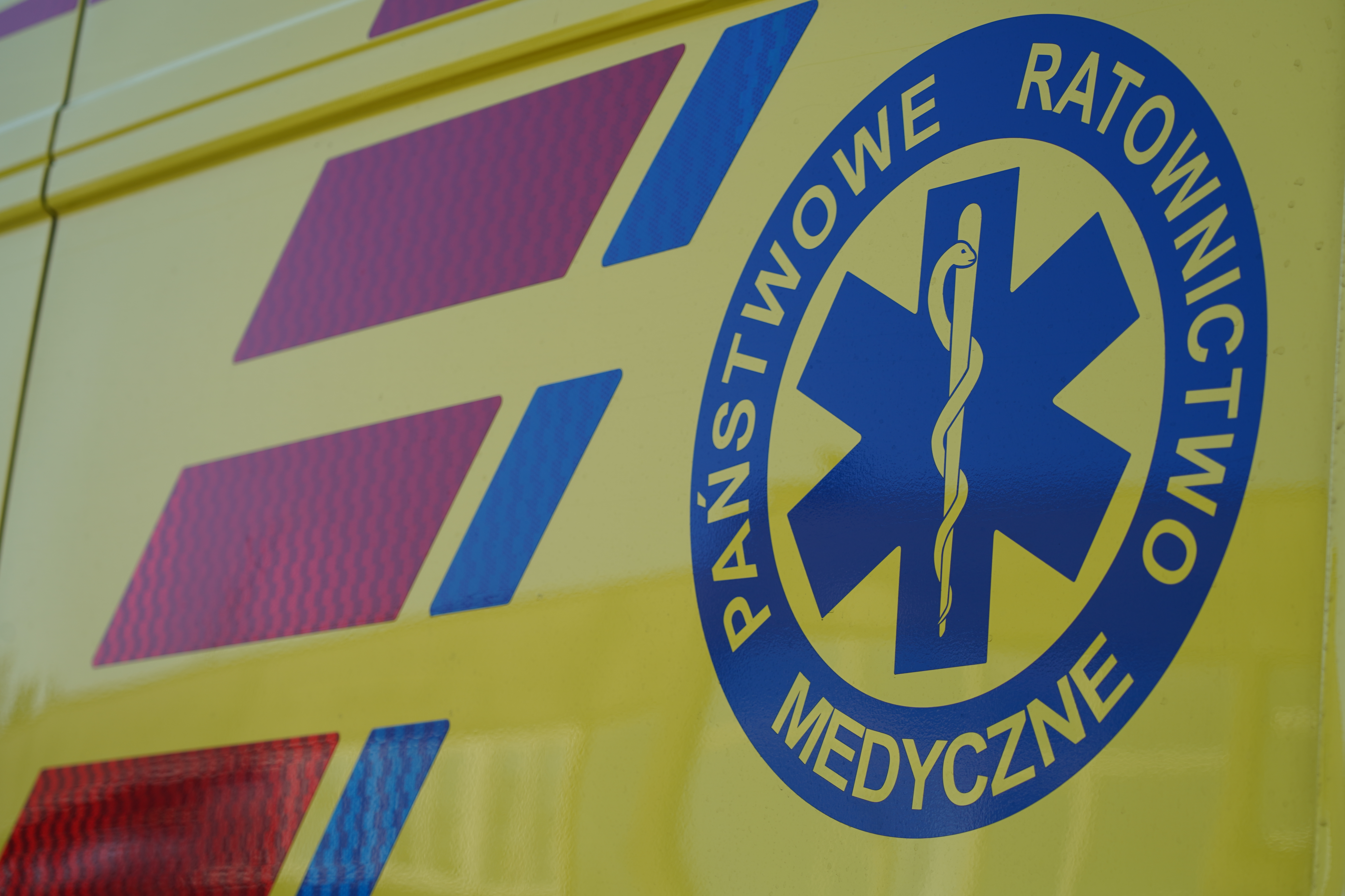 Zderzenie 3 pojazdów na obwodnicy Kłodzka. Dwie osoby trafiły do szpitala