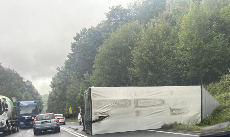 Zdarzenie drogowe na DK-8 przed Lewinem Kłodzkim. Są utrudnienia!