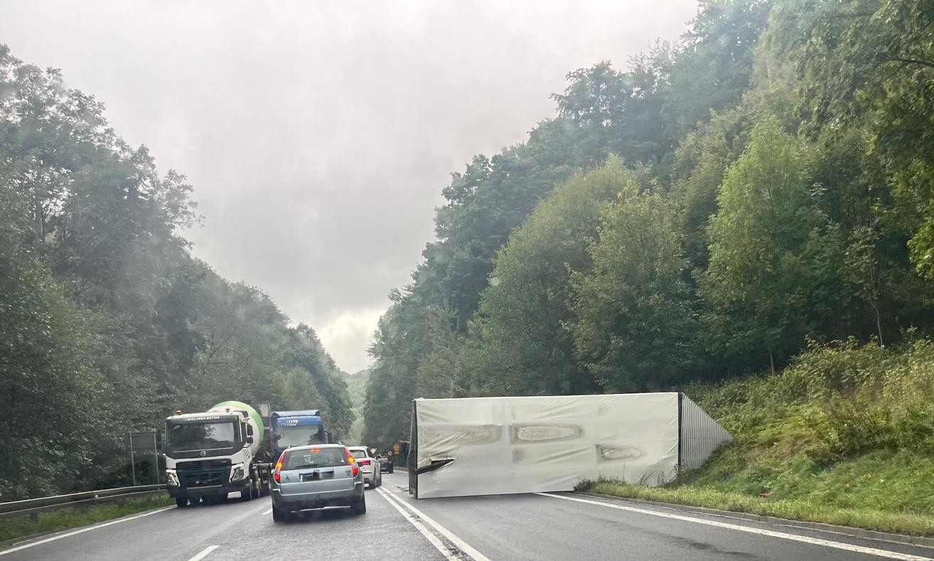 Zdarzenie drogowe na DK-8 przed Lewinem Kłodzkim. Są utrudnienia!