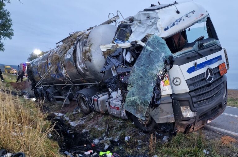 Cysterna wpadła do rowu na DK-8 w Są utrudnienia w ruchu!