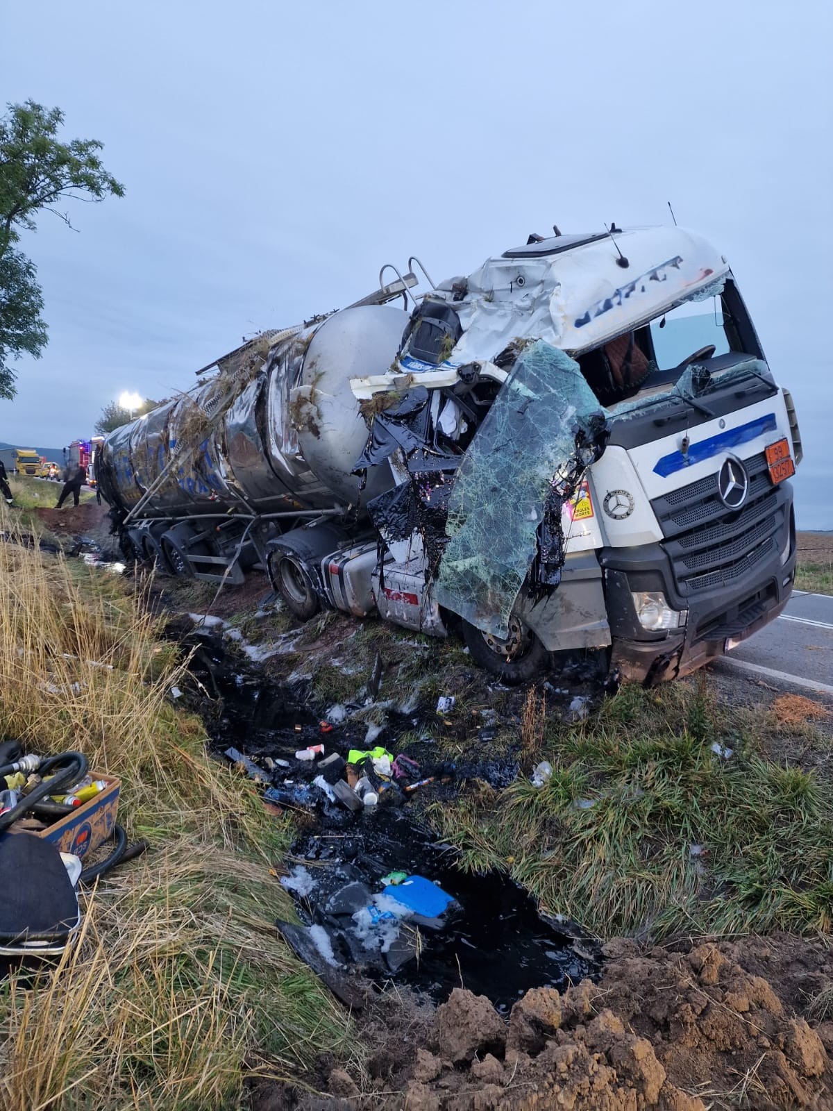 Cysterna wpadła do rowu na DK-8 w Szalejowie Dolnym. Droga jest zablokowana!