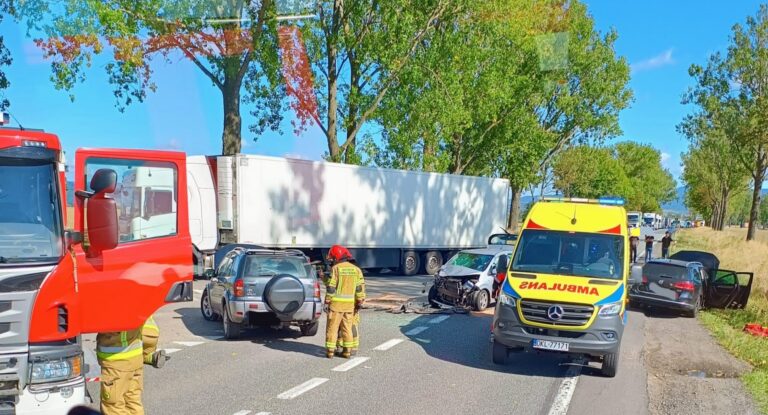 Zderzenie 3 pojazdów na DK-8 między Szalejowem Górnym a Kłodzkiem