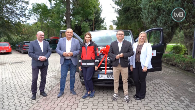 Nowy samochód dla Domu Dziecka w Kłodzku