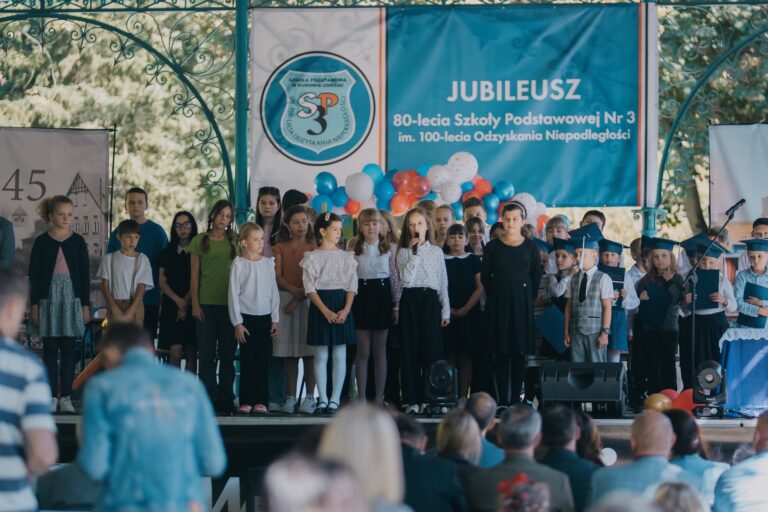 80 lat Szkoły Podstawowej nr 3 w Kudowie-Zdroju. Wyjątkowy jubileusz w Parku Zdrojowym