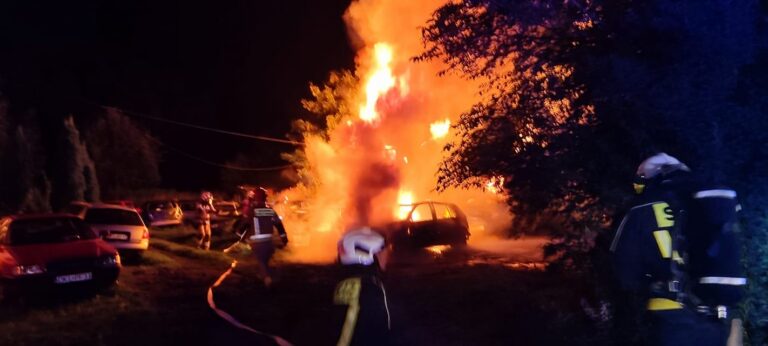 Policjanci zatrzymali cztery osoby podejrzane o podpalenie stodoły i samochodów w Starym Wielisławiu