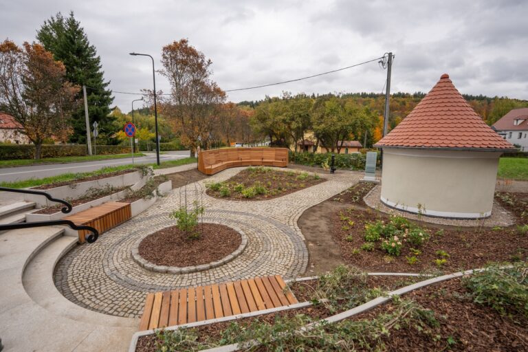 Zakończono rewitalizację zabytkowego skweru z kapliczką w Polanicy-Zdroju