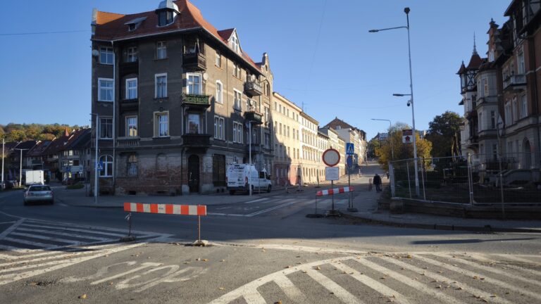 Rozpoczął się remont ul. Grunwaldzkiej w Kłodzku. Droga jest zamknięta dla ruchu