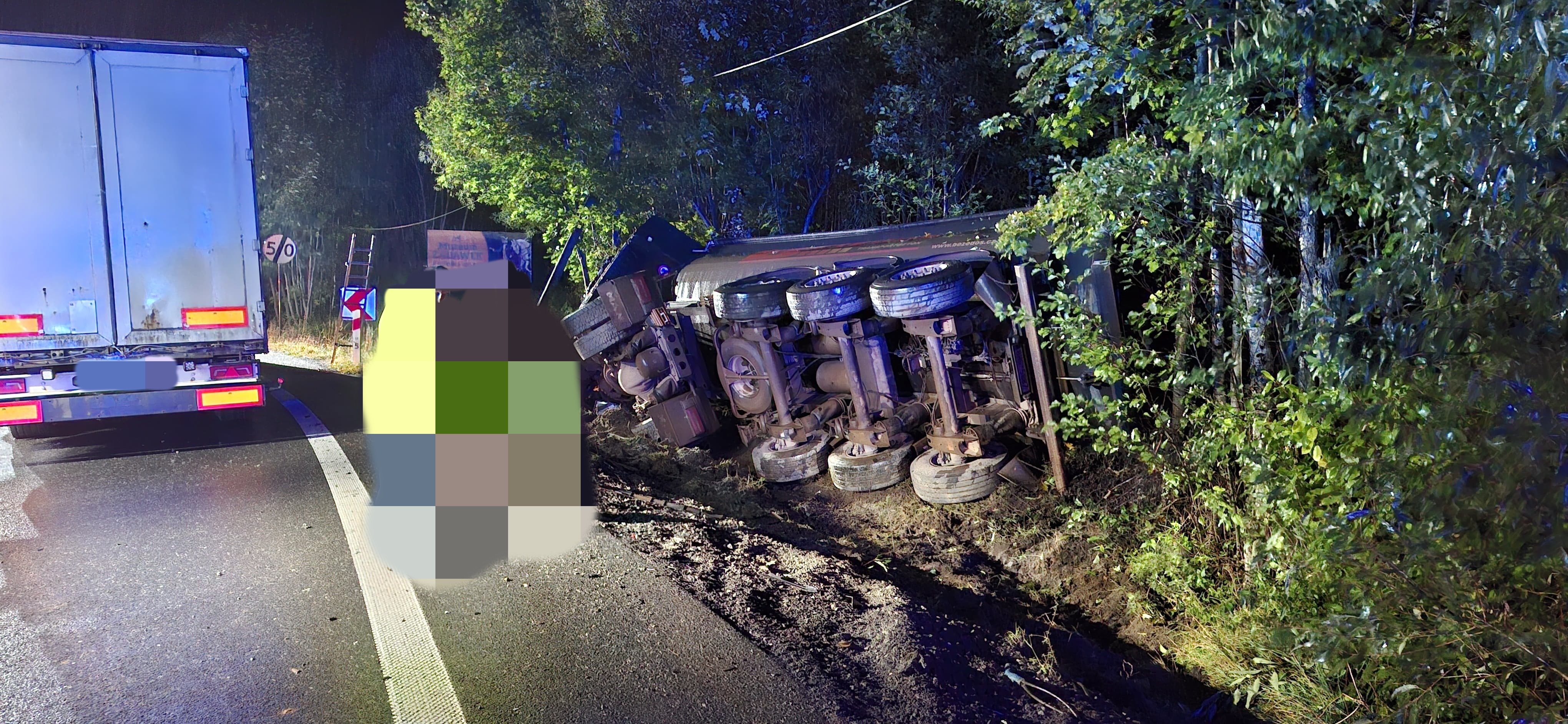 Zderzenie ciężarówek na DK-8 między Szczytną a Dusznikami-Zdrojem. Droga zablokowana!