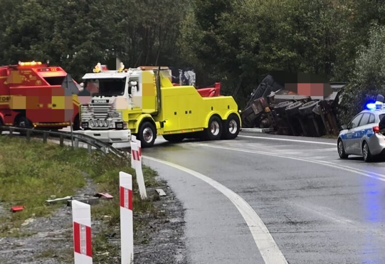 Trwa wyciąganie ciężarówki po porannym zdarzeniu na DK-8. Są utrudnienia!