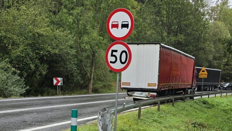 Utrudnienia w ruchu na DK-8 w Szczytnej. Prowadzone będą czynności procesowe na polecenie sądu