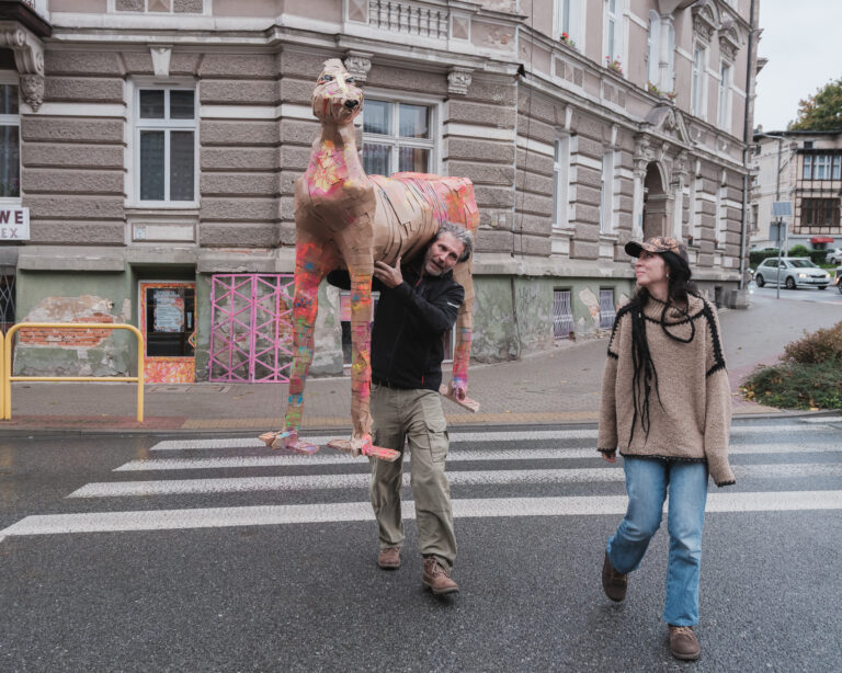 Kłodzko inspiruje do ekologicznych działań dzięki projektowi „Sztuka Odzyskana” pracowni Piękniej