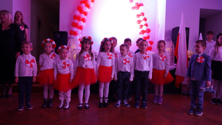 Wieczornica z okazji Narodowego Święta Niepodległości w Chocieszowie [Foto]