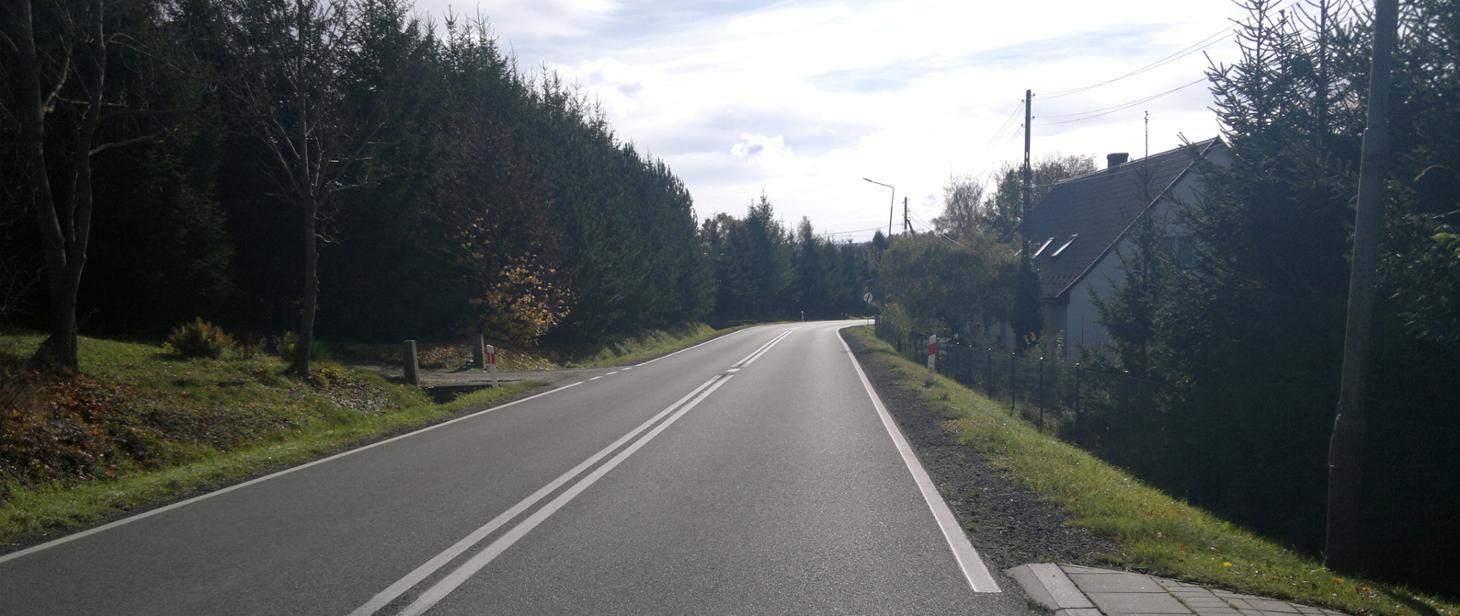 Dwie inwestycje na DK-33 w Roztokach. GDDKiA zwiększa bezpieczeństwo kierowców i pieszych