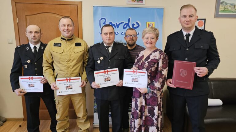 Strażacy OSP z gminy Bardo otrzymali nowe radiotelefony i kominiarki