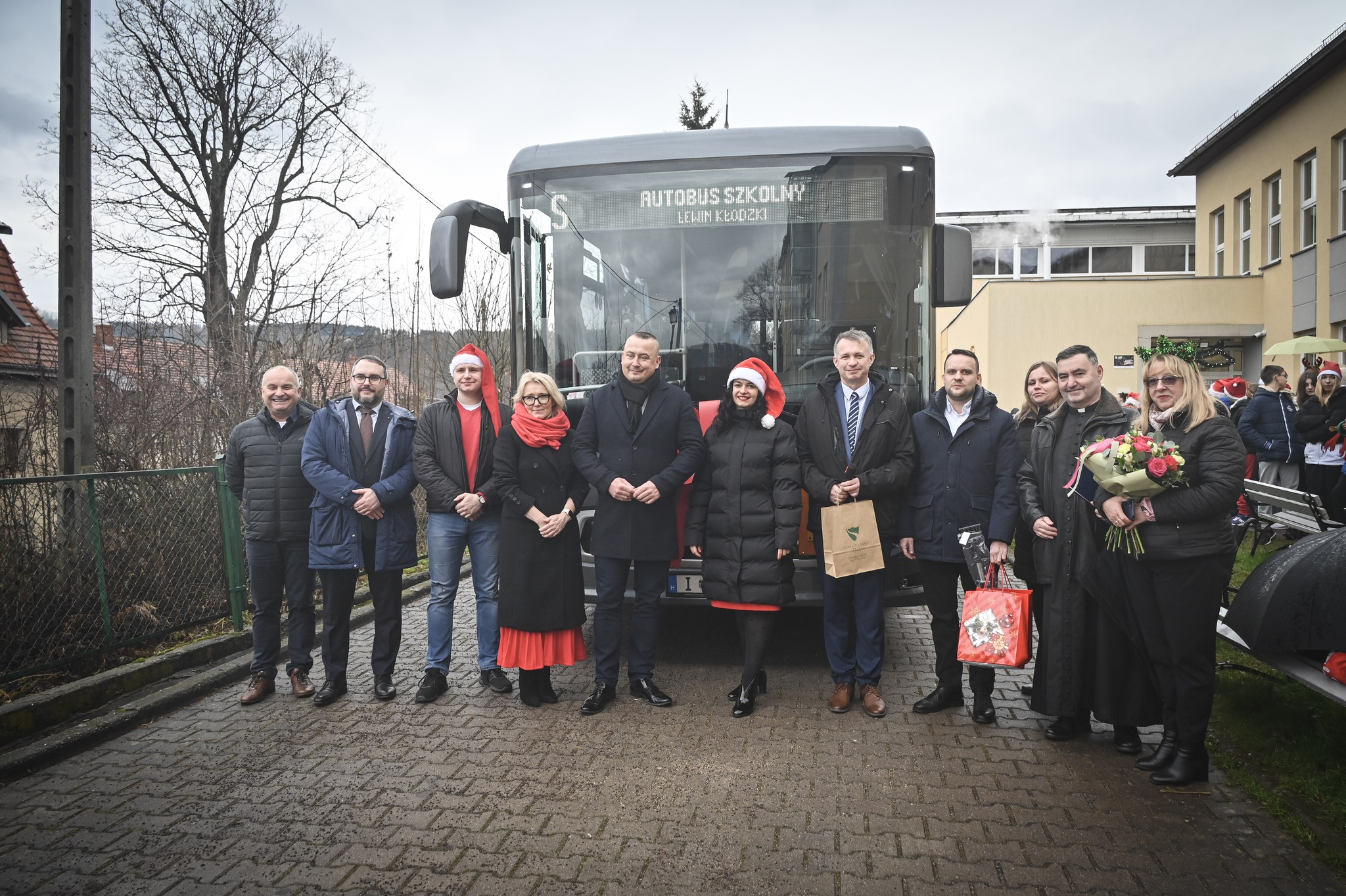 Nowy hybrydowy autobus szkolny w gminie Lewin Kłodzki