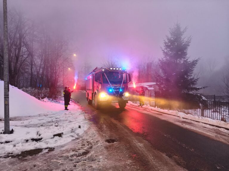 Strażacy z OSP Stronie Śląskie z nowym wozem
