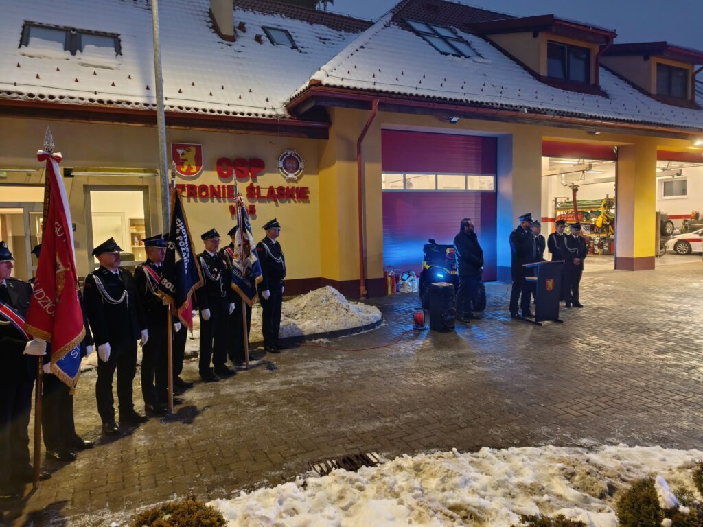 Strażacy z OSP Stronie Śląskie z nowym wozem