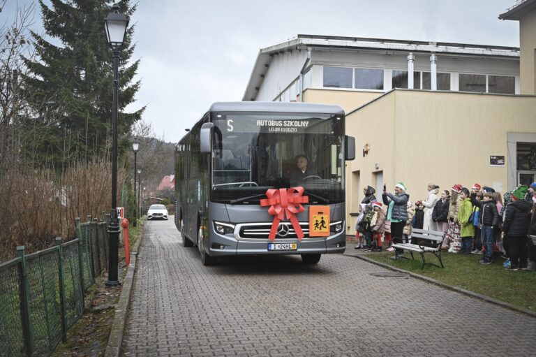 Nowy hybrydowy autobus szkolny w gminie Lewin Kłodzki