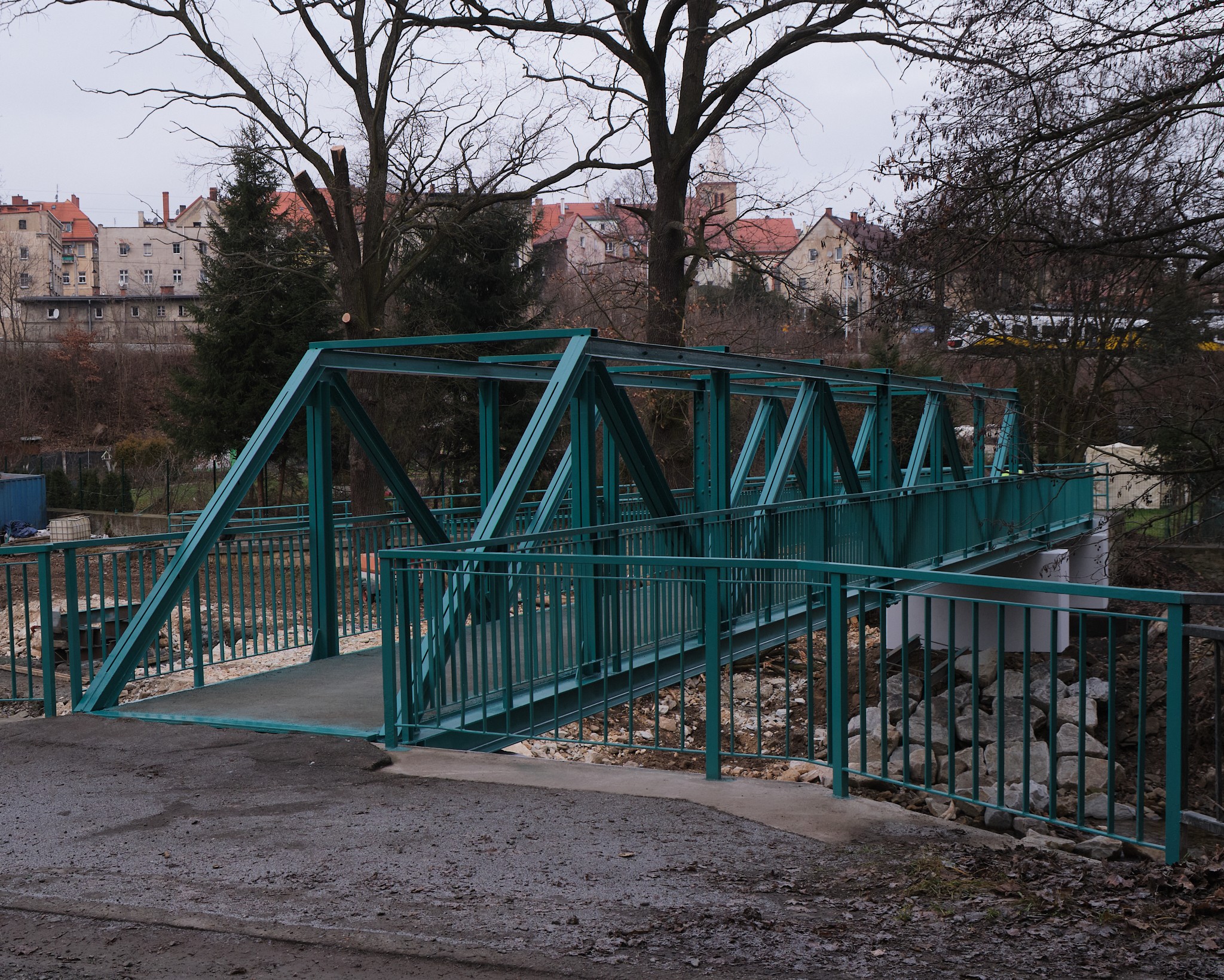 Kładka na Floriańskiej w Bystrzycy Kłodzkiej niemal gotowa. Już niedługo będzie znów dostępna dla mieszkańców