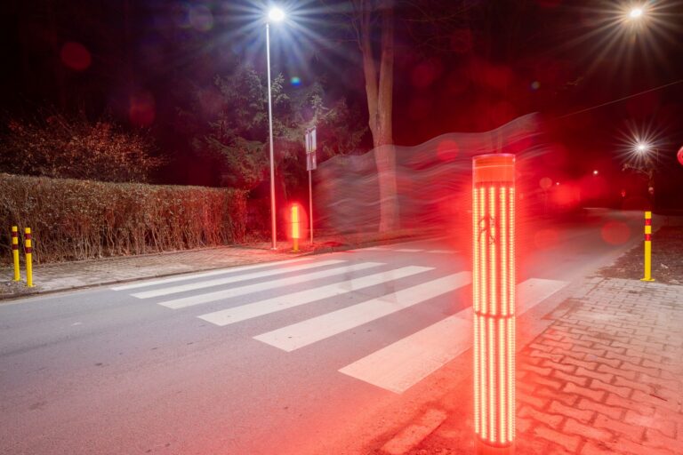 Bezpieczniej na al. Wojska Polskiego w Polanicy-Zdroju. Na przejściu dla pieszych zamontowano nowoczesny system SafePass 