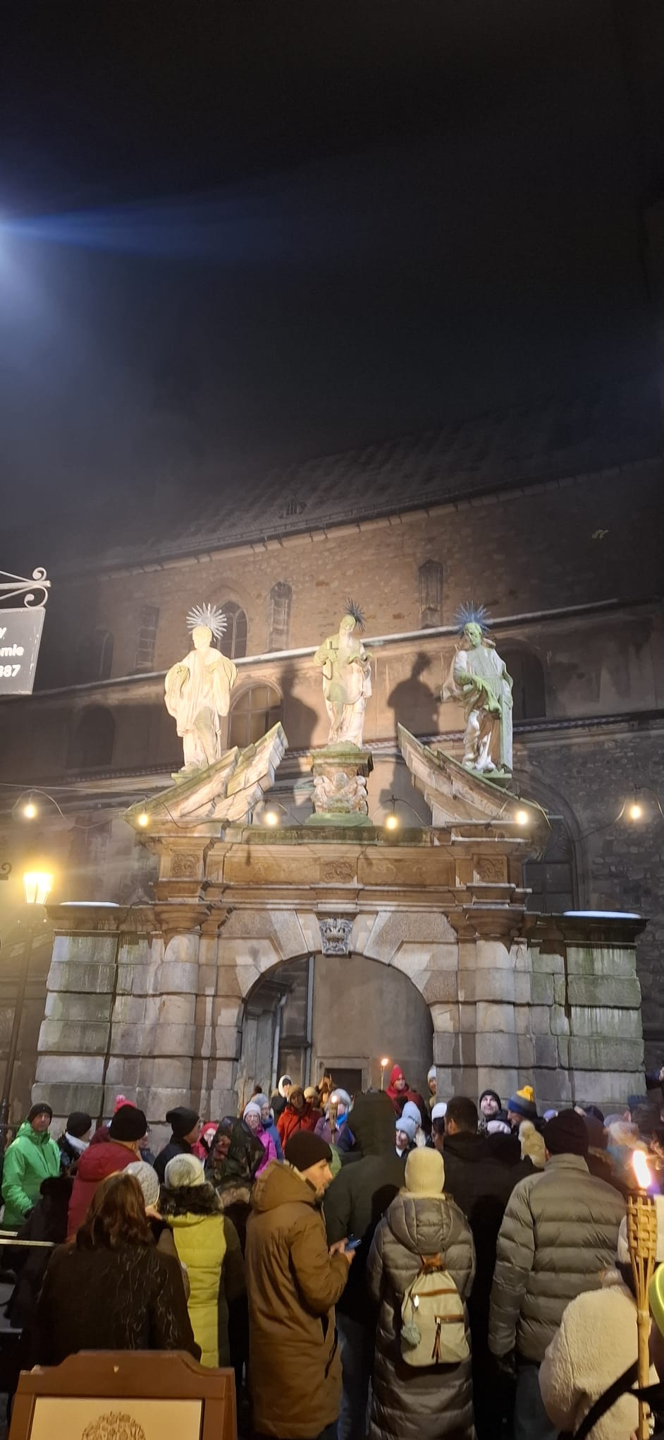 Historyczny spacer przyciągnął tłumy. Ponad 200 osób odkrywało ślady patrona Kłodzka