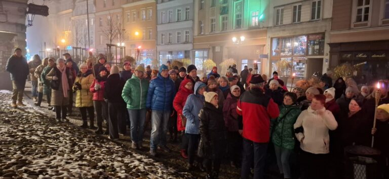 Historyczny spacer przyciągnął tłumy. Ponad 200 osób odkrywało ślady patrona Kłodzka