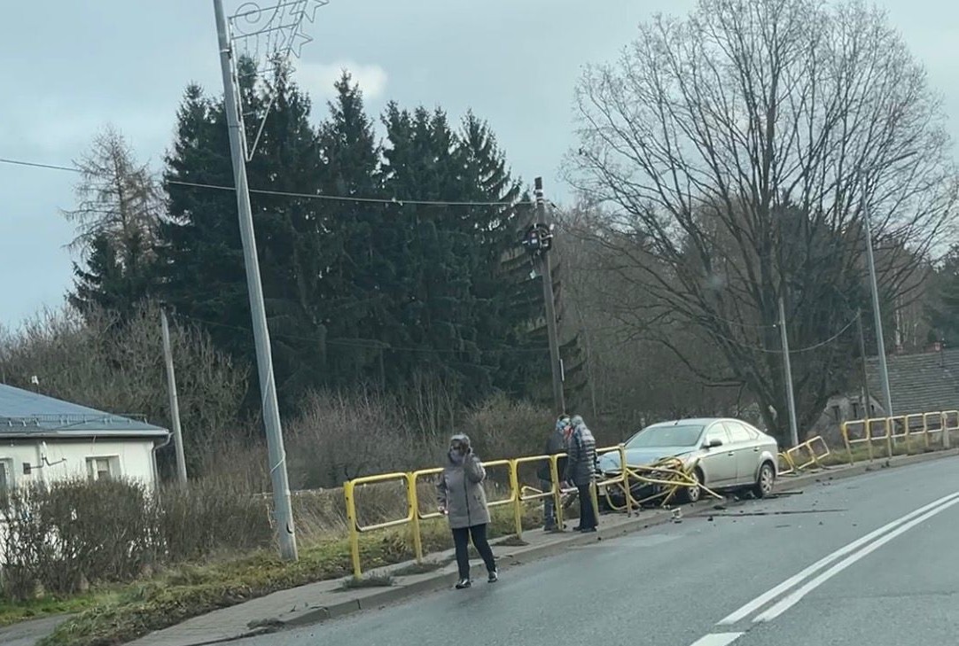 Zdarzenie drogowe na DK-8 w Jeleniowie