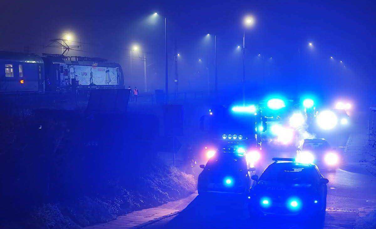 Śmiertelny wypadek przed stacją Kłodzko Miasto. Na miejscu pracują służby