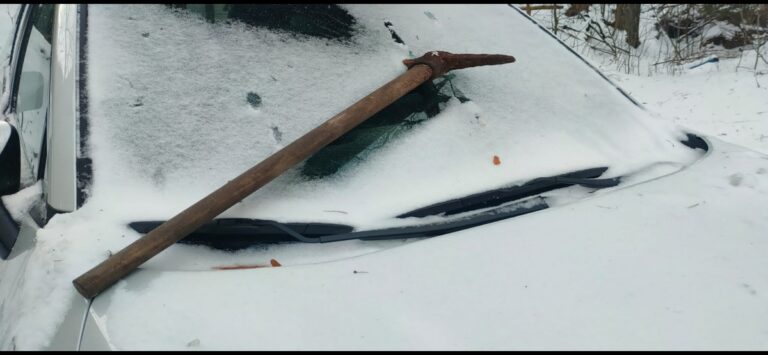 Dokonał kradzieży i kilofem uszkodził szybę zaparkowanego samochodu. 43-latek jest już w rękach policji