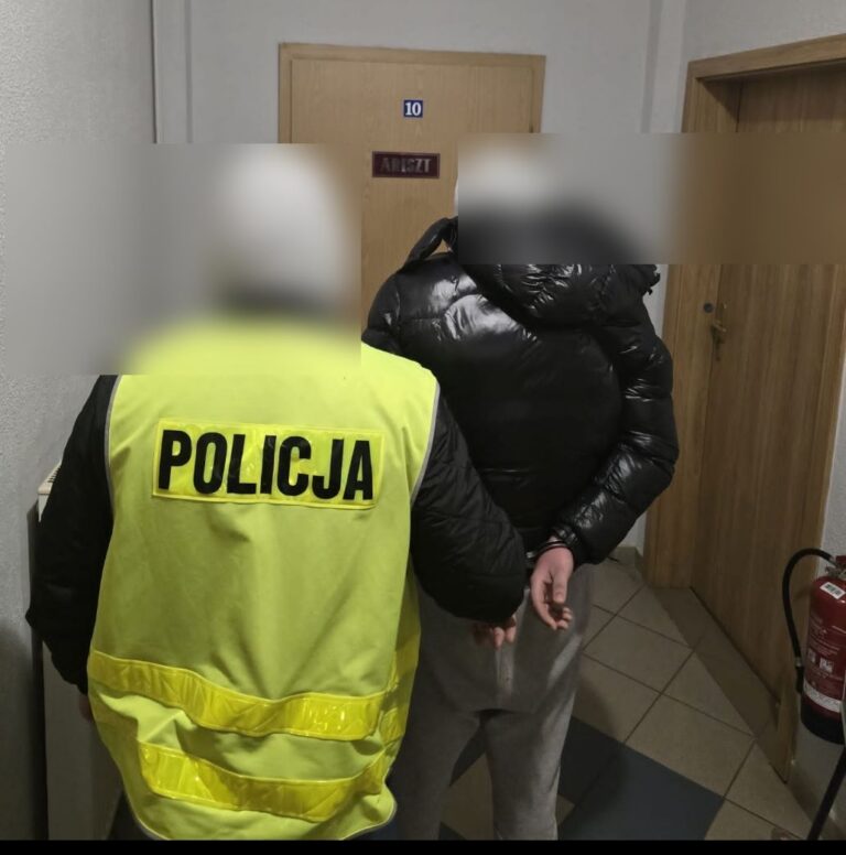 Akcja policji w parku miejskim w Kłodzku. Sześć osób zatrzymanych za posiadanie narkotyków 