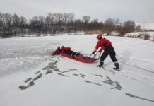 Strażacy ćwiczyli ratownictwo lodowe. Apel o ostrożność na zamarzniętych akwenach