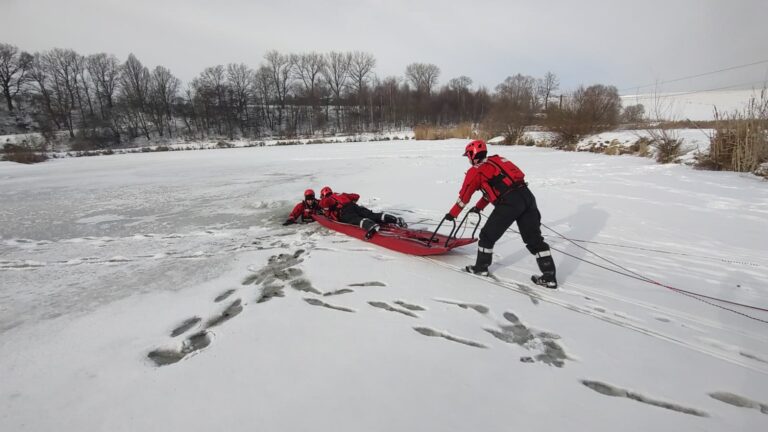 Strażacy ćwiczyli ratownictwo lodowe. Apel o ostrożność na zamarzniętych akwenach