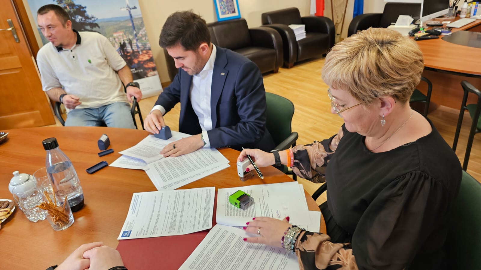 Historyczna inwestycja w gminie Bardo. Umowa na budowę 40 domów dla powodzian podpisana!